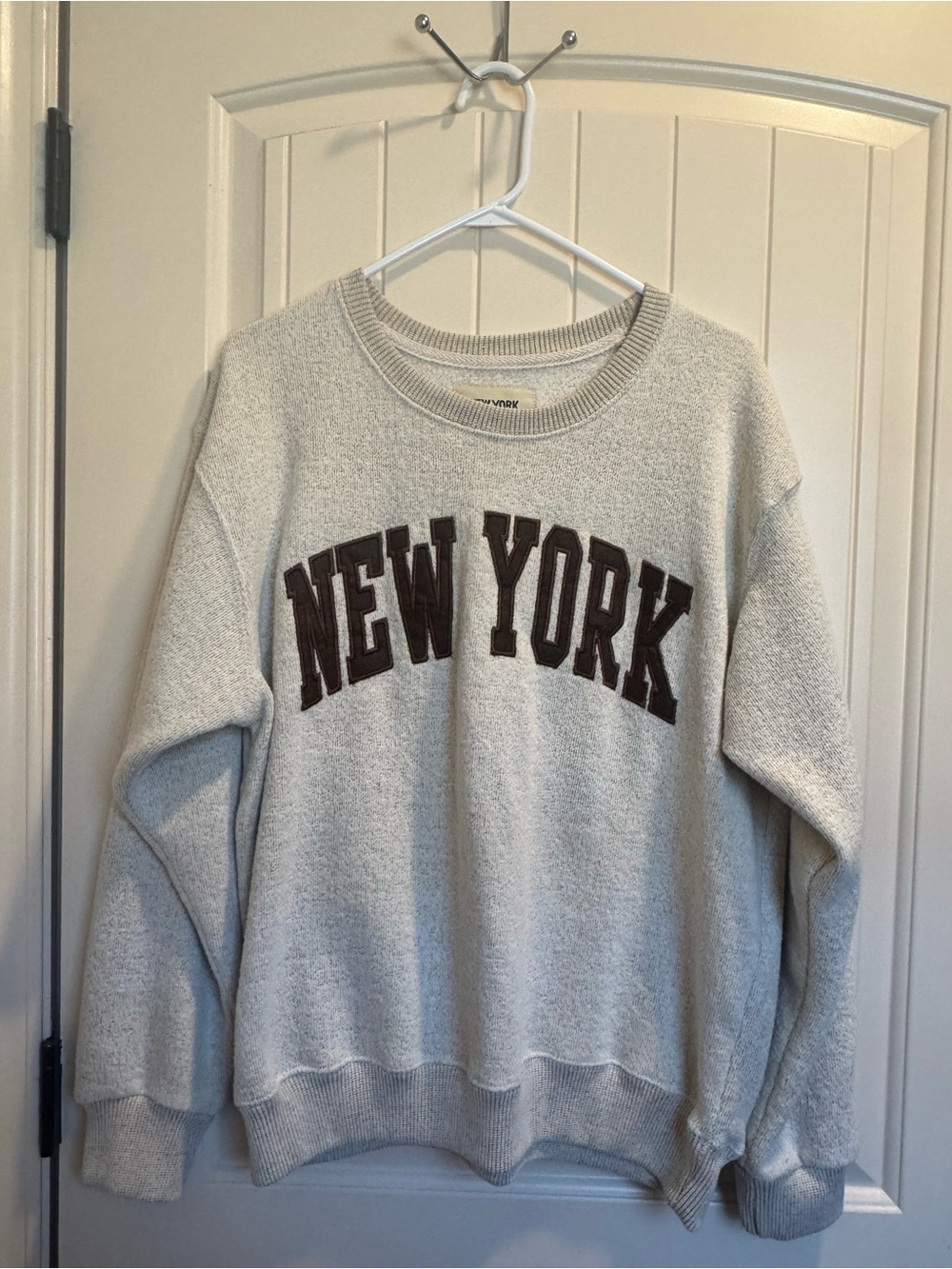 Neutral Cream Crewneck Sweater with Brown 'NEW YORK' Appliqué